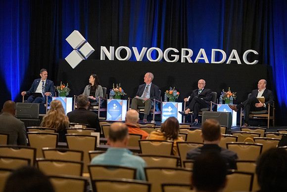 24novocon393