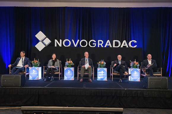 24novocon330